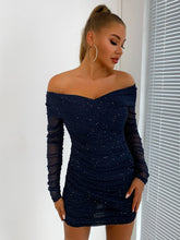 Robe moulante froncée à épaules dénudées et paillettes